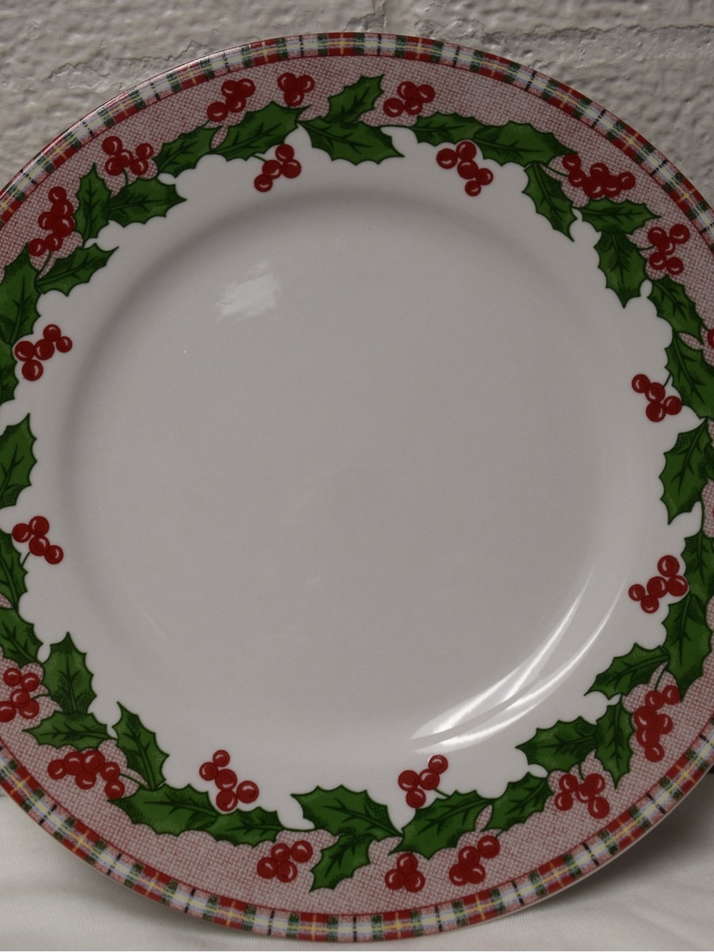 Vintage Essential Home Christmas 2005 Tartan Ribbon Holly Berry (4) Plates 8.5”